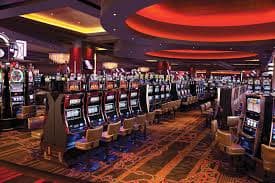 Tampilan permainan slot Aviator, Sweet Bonanza, dan Fortune Tiger di layar mobile